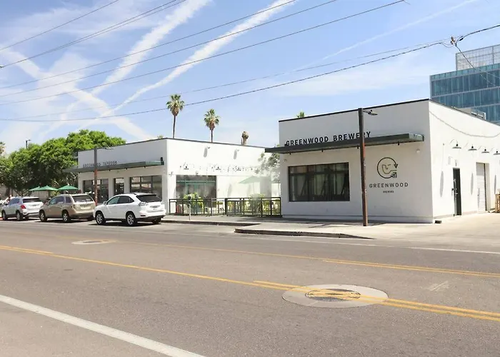 Prime Dtph Location W Pool Apartment *